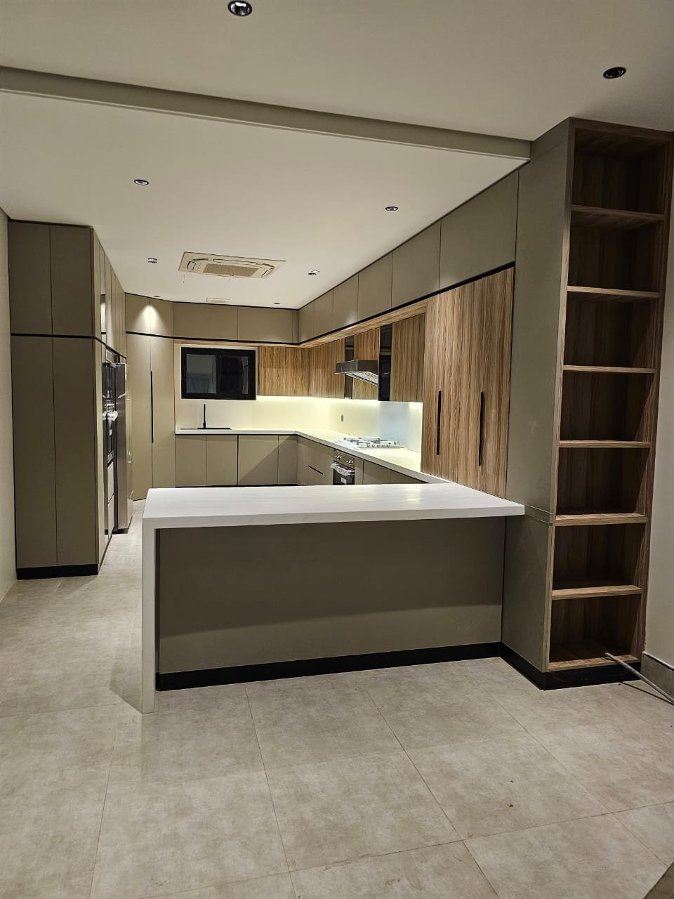مطابخ العربية خبراء تفصيل المطابخ في الرياض، نقدم تصاميم عصرية حسب المقاس بخامات عالية الجودة وأسعار تنافسية مع ضمان وتنفيذ احترافي.